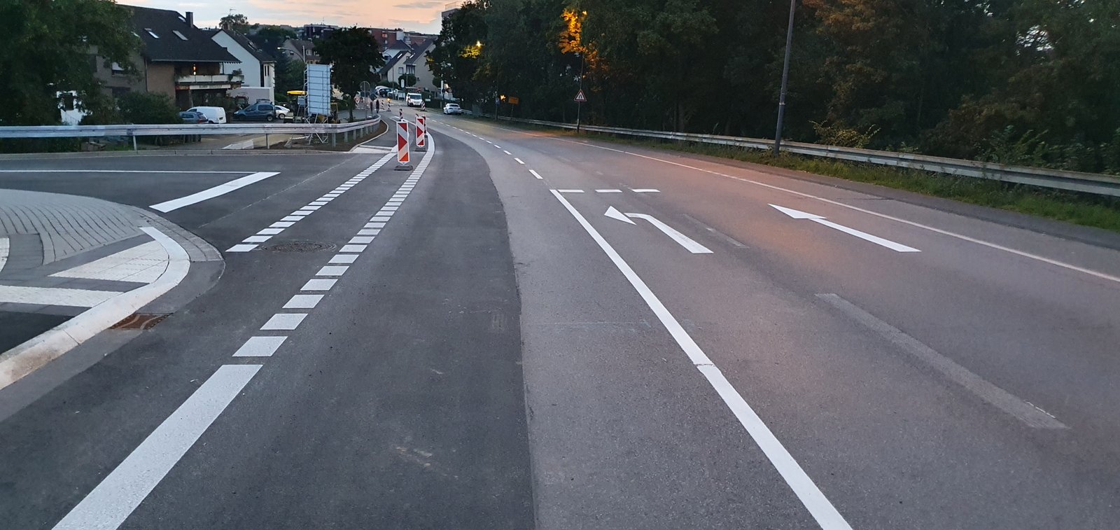 Fahrbahnmarkierung mit Linien & Pfeilen