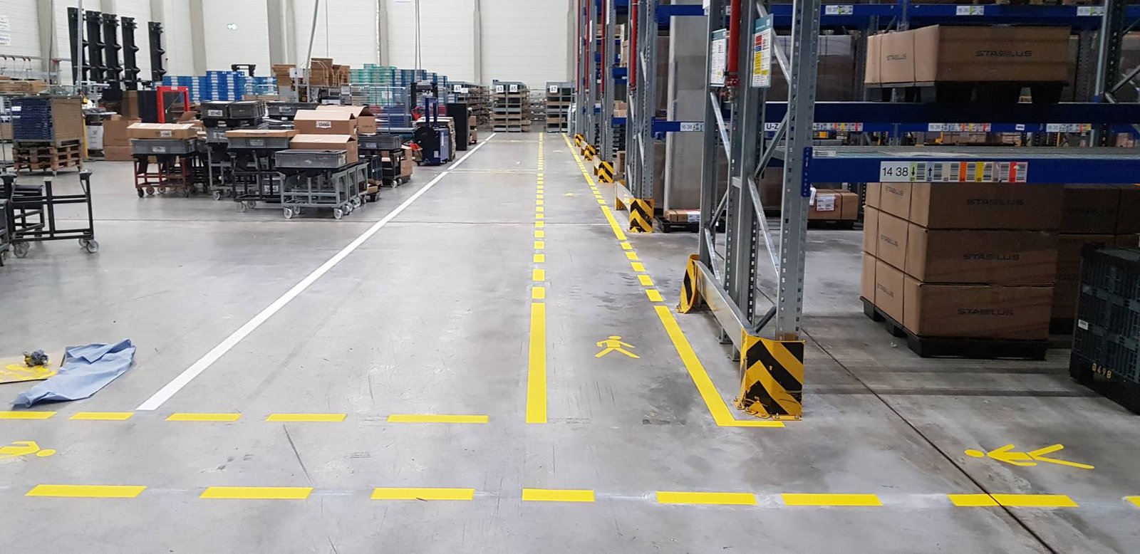 Klare Wegeführung in der Halle