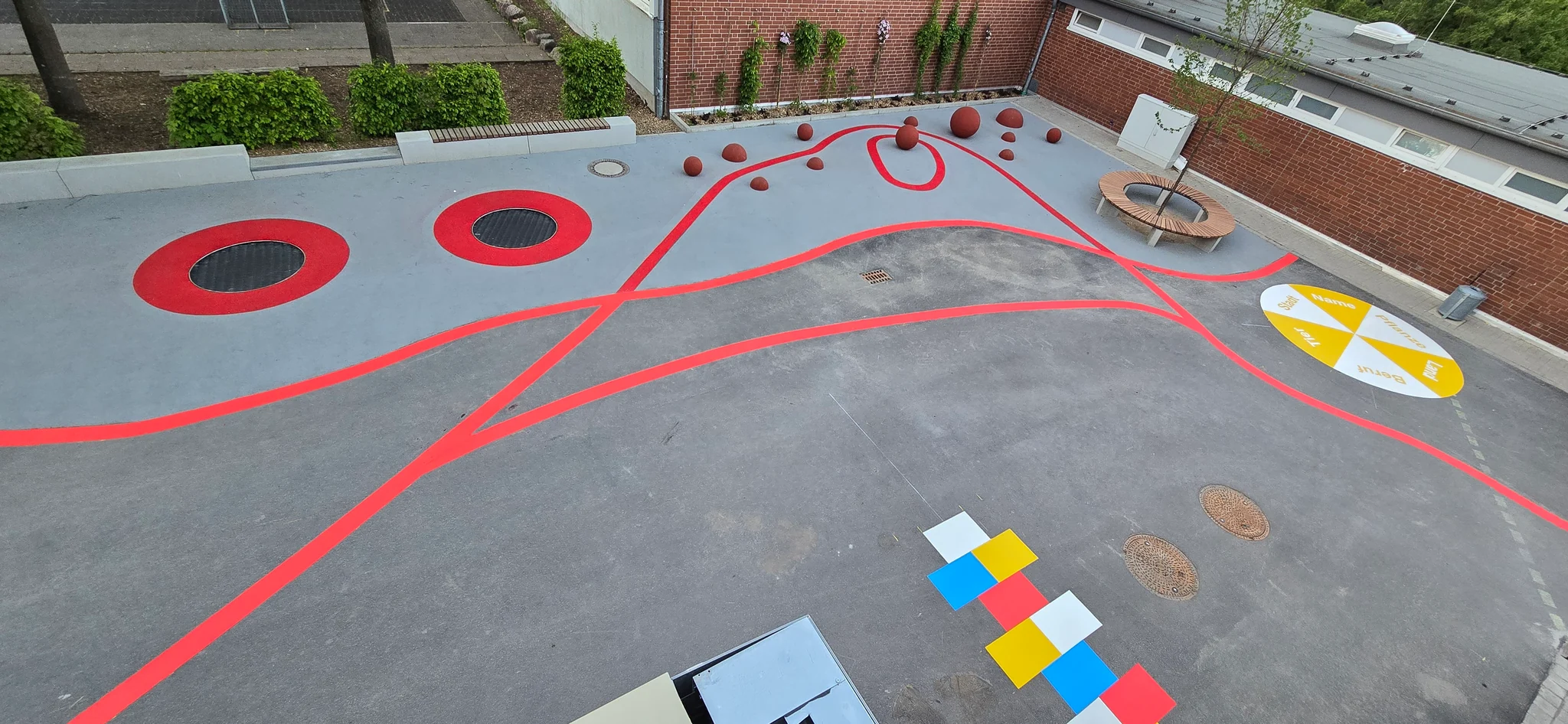 Spiellinien und Hüpfkästchen auf einem Schulhof durch Eiid Markierung