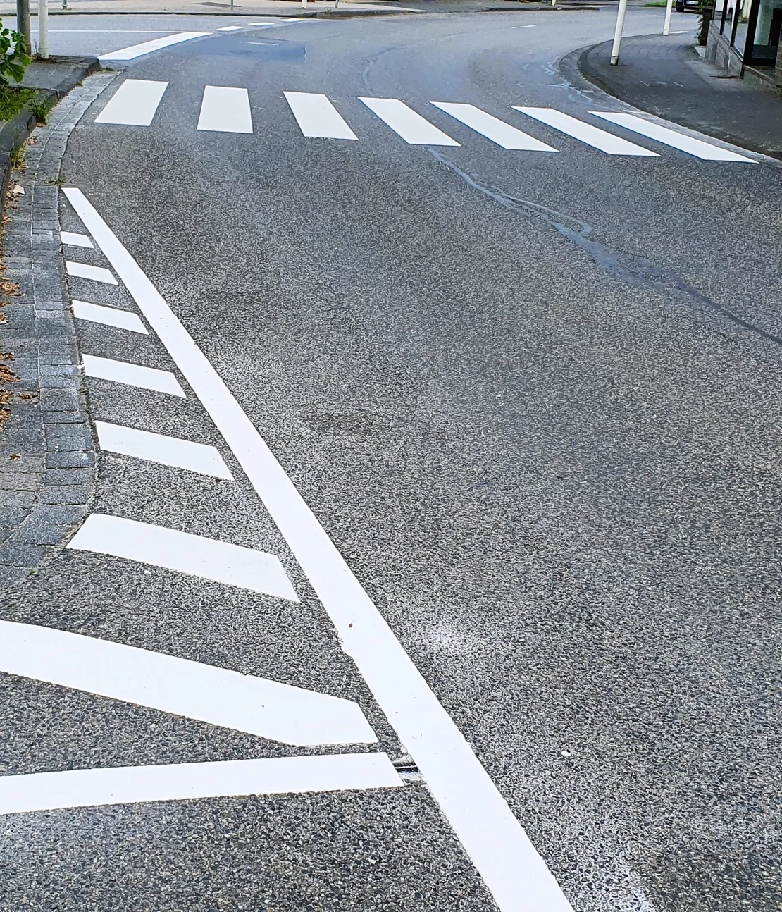 Zebrastreifen und Sperrfläche auf Asphalt durch Eiid Markierung