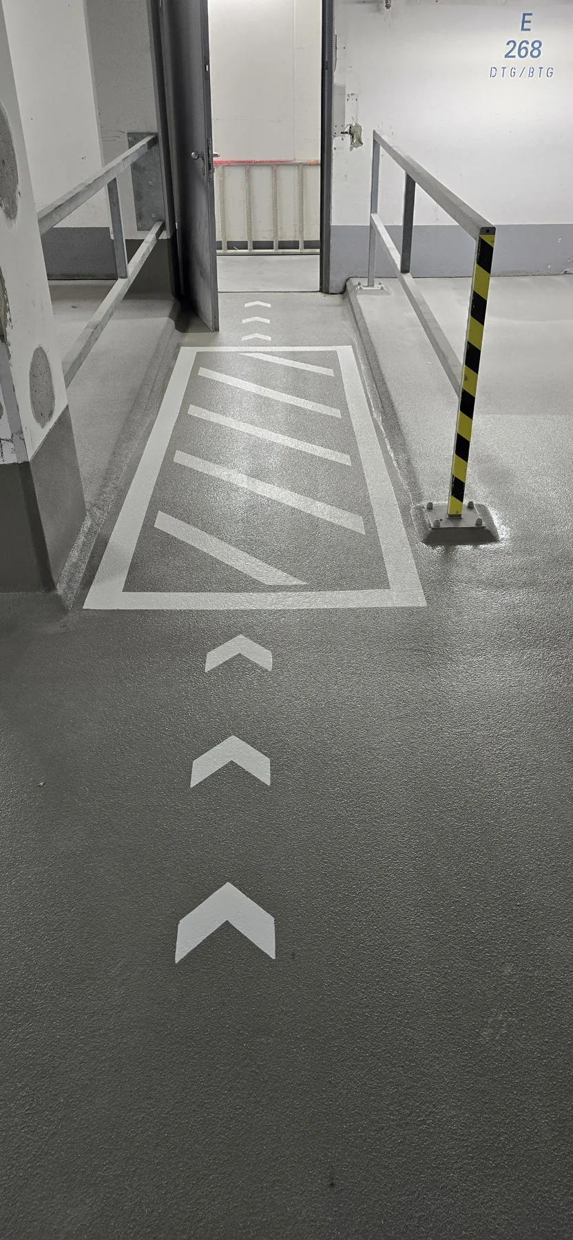 Fußweg und schraffierte Freihaltefläche