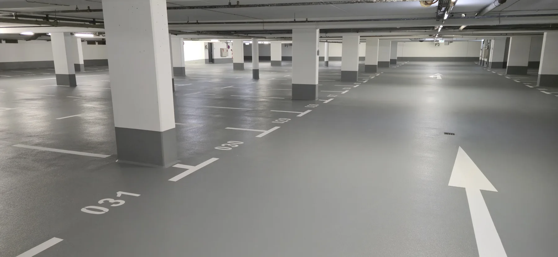 Stellplatznummern und Richtungspfeil