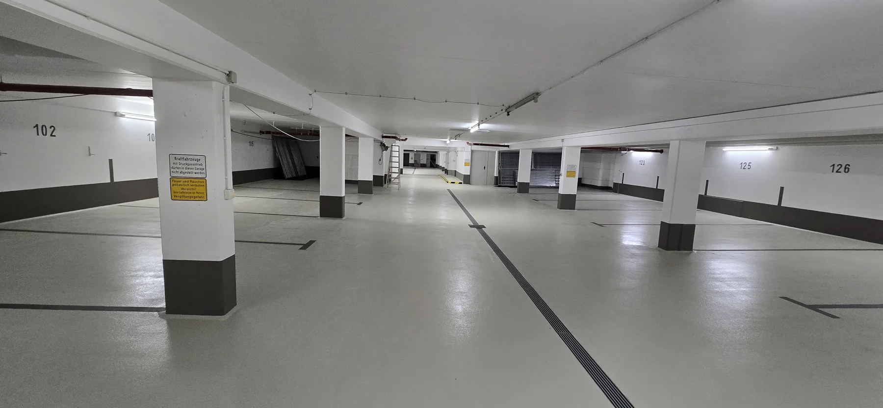 Schwarze Stellplatzlinien in der Tiefgarage